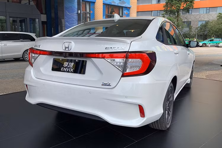 Bên ngoài, Envix 2019 được áp dụng ngôn ngữ thiết kế khá đặc trưng của Honda và chỉ thay đổi nhẹ về ngoại hình so với phiên bản concept. Xe được trang bị cụm đèn pha nối liền với lưới tản nhiệt, cản trước hầm hố và hốc gió trước cỡ lớn. Bao quanh cụm đèn pha là dải đèn LED định vị ban ngày hình càng cua.