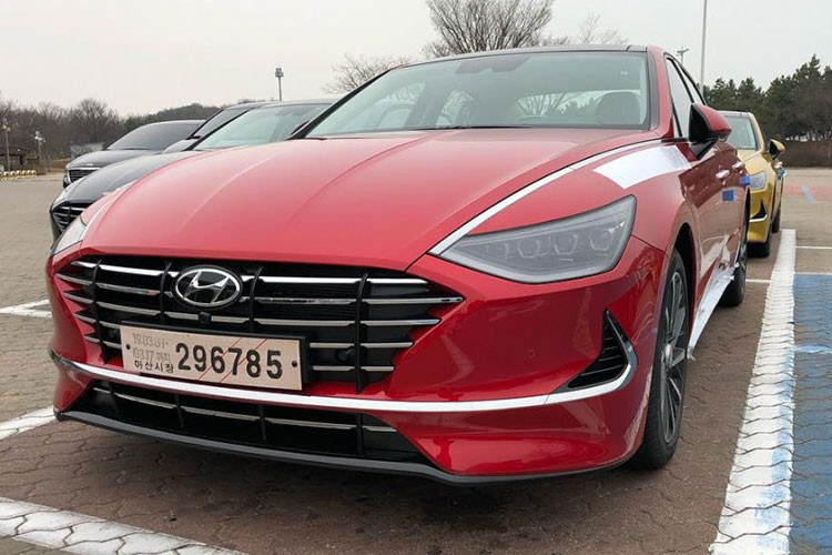 Tại triển lãm Ô tô New York 2019 diễn ra vào cuối tháng sau, hãng Hyundai sẽ chính thức vén màn thế hệ thứ 8 của dòng sedan cỡ trung Sonata. Trước thời điểm đó, hãng Hyundai đã tung ra những hình ảnh nội - ngoại thất đầu tiên của Sonata 2020. Đến nay, cánh săn ảnh lại bắt gặp một dàn xe Hyundai Sonata 2020 mới chạy trên đường phố Hàn Quốc.
