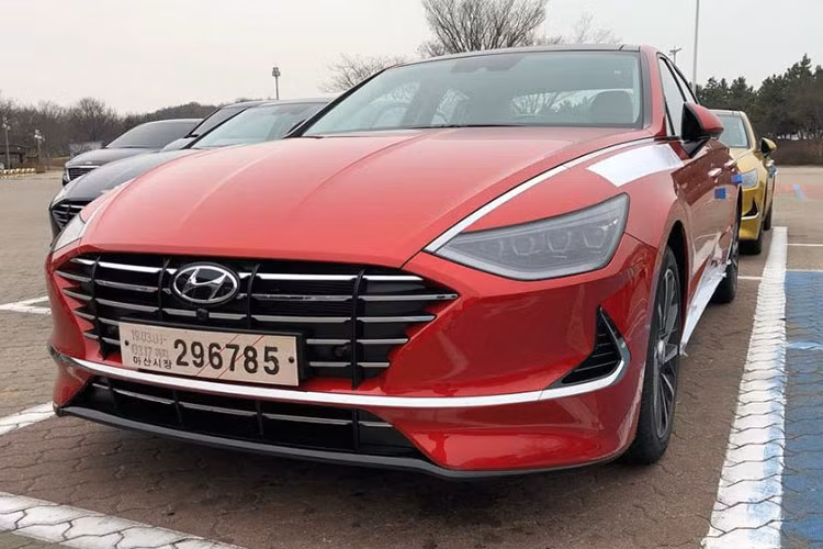 Tại triển lãm Ô tô New York 2019 diễn ra vào cuối tháng sau, hãng Hyundai sẽ chính thức vén màn thế hệ thứ 8 của dòng sedan cỡ trung Sonata. Trước thời điểm đó, hãng Hyundai đã tung ra những hình ảnh nội - ngoại thất đầu tiên của Sonata 2020. Đến nay, cánh săn ảnh lại bắt gặp một dàn xe Hyundai Sonata 2020 mới chạy trên đường phố Hàn Quốc.