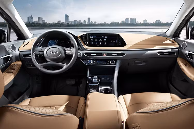 Sự đổi mới của Hyundai Sonata hoàn toàn mới ở nội thất với màn hình cảm ứng nằm độc lập mới trên mặt táp-lô, phục vụ hệ thống thông tin giải trí. Sau vô lăng xuất hiện bảng điều khiển trung tâm kỹ thuật số được hãng Hyundai khẳng định là lấy cảm hứng thiết kế từ máy bay tàng hình.