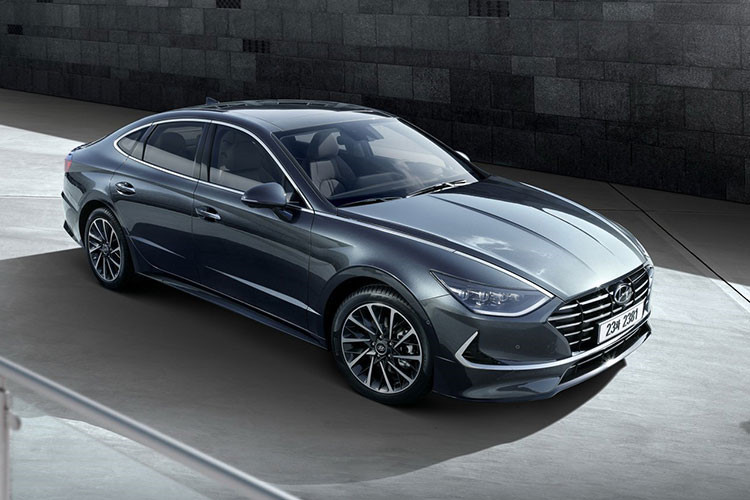 Không chỉ lớn hơn, Sonata 2020 còn là mẫu xe đầu tiên của Hyundai được áp dụng ngôn ngữ thiết kế mới có tên Sensuous Sportiness. Đầu xe sở hữu lưới tản nhiệt Digital Pulse Cascading Grille với 5 thanh ngang thiết kế đứt quãng. Bên dưới lưới tản nhiệt còn có một thanh mạ crôm kéo dài đến hốc gió hai bên đầu xe, tạo thiết kế như nụ cười mở rộng.