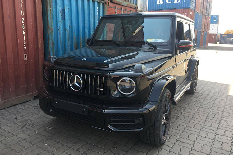 Chiếc Mercedes-AMG G63 Edition 1 còn thiếu trong bộ sưu tập xe của Minh Nhựa được doanh nhân Long An chọn mua với ngoại thất sơn màu đen bóng. Ngoại thất của xe có 1 số chi tiết viền đỏ gây sự chú ý như vỏ gương, mâm xe hay đề-can 3 sọc màu bạc bên hông. Mercedes-AMG G63 Edition 1 có giá bán dao động từ 12 đến 15 tỷ đồng.