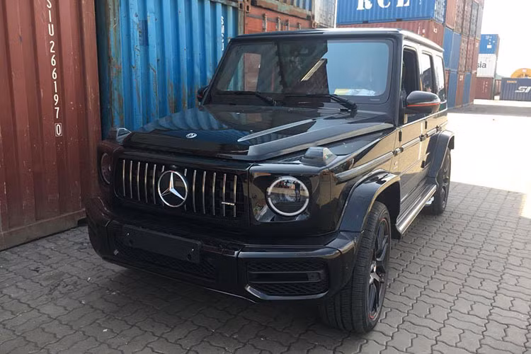 Chiếc Mercedes-AMG G63 Edition 1 còn thiếu trong bộ sưu tập xe của Minh Nhựa được doanh nhân Long An chọn mua với ngoại thất sơn màu đen bóng. Ngoại thất của xe có 1 số chi tiết viền đỏ gây sự chú ý như vỏ gương, mâm xe hay đề-can 3 sọc màu bạc bên hông. Mercedes-AMG G63 Edition 1 có giá bán dao động từ 12 đến 15 tỷ đồng.