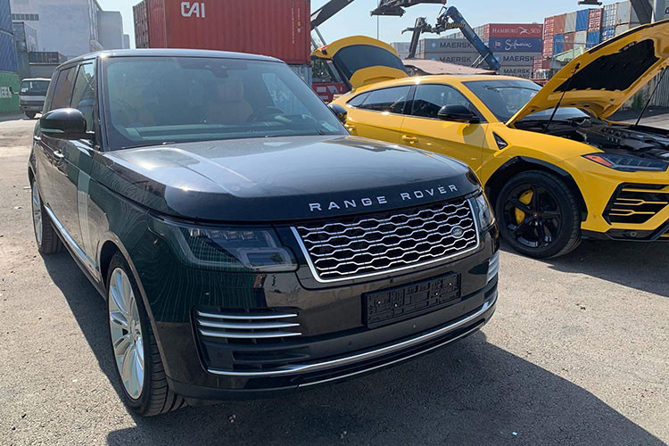 Cuối cùng là chiếc SUV hạng sang Range Rover Autobiography LWB đời 2018. Chiếc xe này thuộc phiên bản sử dụng động cơ V8, dung tích 5.0 lít, Supercharged mạnh mẽ nhất trong các mẫu xe Range Rover 2018 đang có mặt ở Việt Nam. Xe có giá bán không dưới 13,6 tỷ đồng.