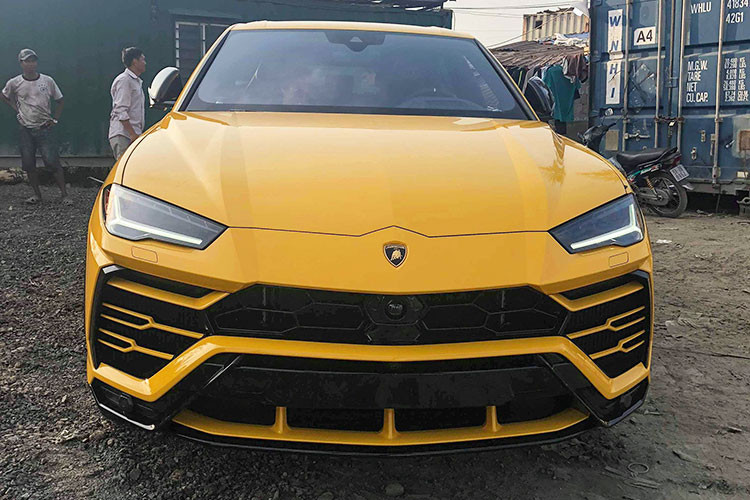 Theo như chia sẻ của đơn vị này, chủ nhân của cả 3 chiếc xe đang sinh sống ở Long An. Nếu cả 3 chiếc Lamborghini Urus, Range Rover Autobiography LWB 5.0 2018 và Mercedes-AMG G63 Edition 1 đều được chủ nhân cho ra biển trắng, ước tính doanh nhân Long An phải chi ra số tiền lên đến hơn 40 tỷ đồng.