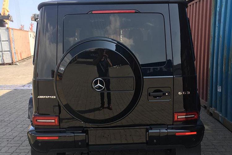 Mercedes-AMG G63 Edition 1 của doanh nhân Long An mới tậu sử dụng động cơ xăng V8, tăng áp kép, dung tích 4.0 lít, sản sinh công suất tối đa 577 mã lực và mô-men xoắn cực đại 850 Nm. Mercedes-AMG G63 Edition 1 chỉ cần 4,5 giây để tăng tốc lên 100 km/h từ vị trí đứng yên trước khi đạt vận tốc tối đa 220 km/h.