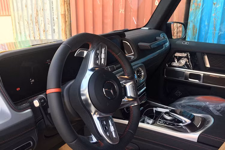 Với ấn bản Eiditon 1, nội thất của G63 AMG 2019 còn đặc biệt hơn rất nhiều. Nội thất bọc da Nappa màu đen và đỏ đi kèm các chỉ đường khâu màu đỏ, dây an toàn màu đỏ và vô-lăng làm từ sợi Dinamica microfibre và dấu 12 giờ màu đỏ mang đến sự hoàn hảo cho thiết kế thể thao. Đặc biệt, gói trang bị carbon với vân đỏ đẹp mắt chính là một trong những điểm ấn tượng nhất bên trong xe. 