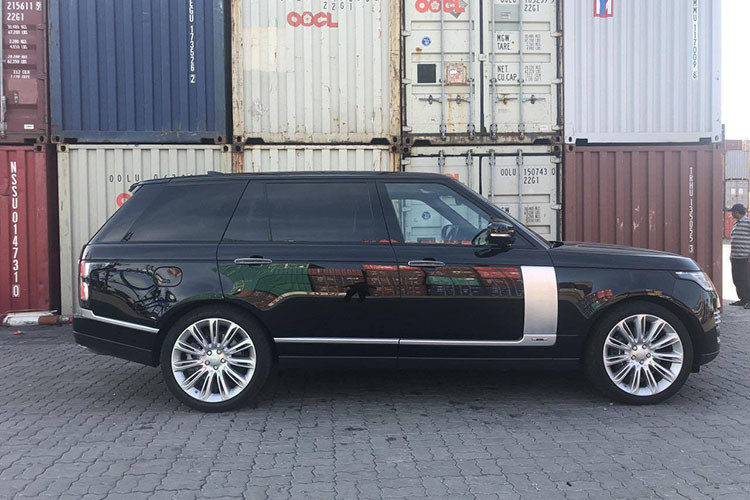 Động cơ V8, dung tích 5.0 lít Supercharged trên Range Rover Autobiography LWB 2018 sẽ sản sinh ra công suất tối đa 518 mã lực, cao hơn 138 mã lực so với xe Range Rover Autobiography LWB 2018 chính hãng của Minh "Nhựa". Mô-men xoắn cực đại đạt 625 Nm. Xe có khả năng tăng tốc từ vị trí xuất phát lên 100 km/h chỉ trong thời gian 5,5 giây.