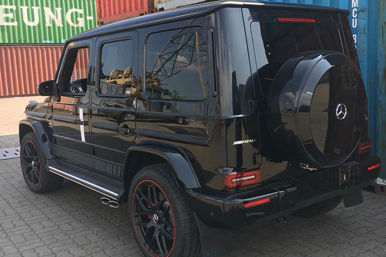 Một số trang bị nổi bật khác của xe gồm hệ thống âm thanh Burmester, cửa sổ trời chỉnh điện, gói ghế ngồi chỉnh đa hướng chủ động Active Multicontour Seat tích hợp chức năng sưởi ấm, chỉnh điện và ghi nhớ 3 vị trí, điều hòa tự động ba vùng, cửa sổ trời, hệ thống định vị cao cấp Comand Online, hệ thống âm thanh và hệ thống camera 360 độ.