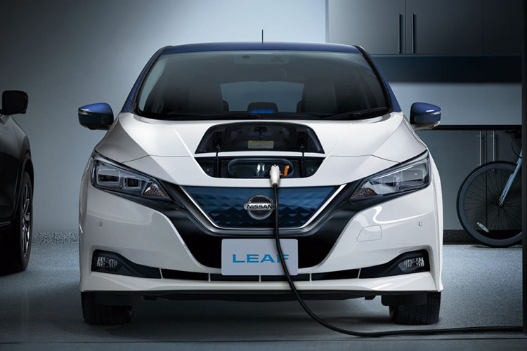Mẫu xe Nissan Leaf E-Plus có thời lượng pin 60 kWh pin, nhiều hơn 20 kWh so với Nissan Leaf hiện tại. Xe có thể đi được quãng đường 360 km khi pin sạc đầy, lượng pin tiêu thụ mỗi 100 km là 16 kWh. Theo thông số được nhà sản xuất tiết lộ, xe có động cơ 200 mã lực cùng momen xoắn tối đa 400Nm, khả năng tăng tốc 100 km/h trong 7,5 giây, vận tốc tối đa 150km/h.