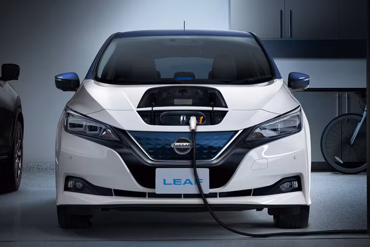 Mẫu xe Nissan Leaf E-Plus có thời lượng pin 60 kWh pin, nhiều hơn 20 kWh so với Nissan Leaf hiện tại. Xe có thể đi được quãng đường 360 km khi pin sạc đầy, lượng pin tiêu thụ mỗi 100 km là 16 kWh. Theo thông số được nhà sản xuất tiết lộ, xe có động cơ 200 mã lực cùng momen xoắn tối đa 400Nm, khả năng tăng tốc 100 km/h trong 7,5 giây, vận tốc tối đa 150km/h.