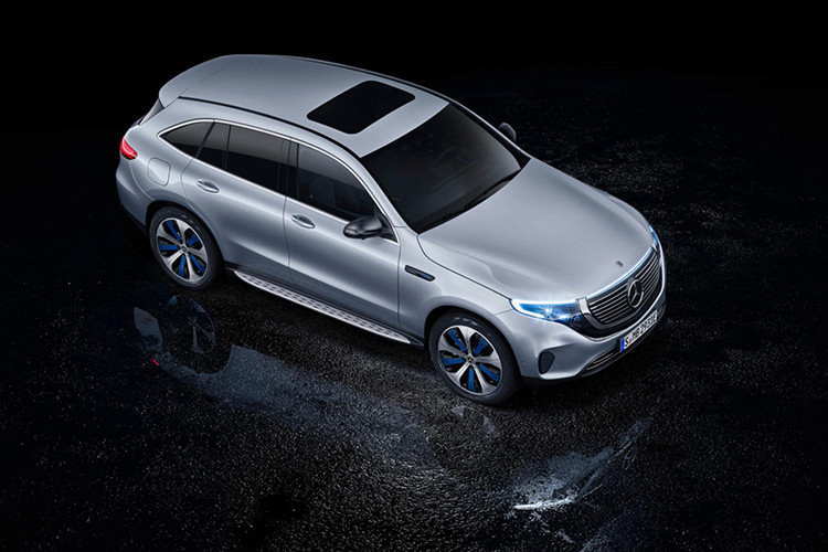 Mercedes-Benz EQC có hai động cơ điện, một bánh trước và một phía sau. Xe có công suất 408 mã lực, tăng tốc 100km/h chỉ trong 5,2 giây. Sau mỗi lần sạc đầy xe có thể di chuyển quãng đường tối đa 450 km. EQC có thể sạc từ 10 đến 80% pin chỉ trong 40 phút.