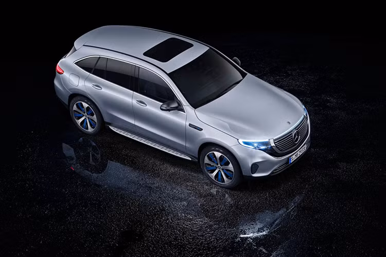 Mercedes-Benz EQC có hai động cơ điện, một bánh trước và một phía sau. Xe có công suất 408 mã lực, tăng tốc 100km/h chỉ trong 5,2 giây. Sau mỗi lần sạc đầy xe có thể di chuyển quãng đường tối đa 450 km. EQC có thể sạc từ 10 đến 80% pin chỉ trong 40 phút.