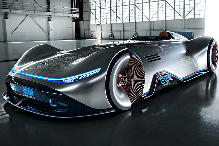 Mercedes-Benz Vision EQ silver Arrow trang bị ắc-quy 80 kWh, công suất 740 mã lực cho phép di chuyển 400 km liên tục không ngừng nghỉ. Concept gây ấn tượng với vô-lăng tích hợp màn hình cảm ứng. Người dùng có thể chuyển đổi giữa ba chế độ lái Comfort, Sport và Sport+. Hệ thống đèn chiếu sáng dạng LED, logo EQ phát sáng, la-zăng hợp kim nhôm cỡ lớn.
