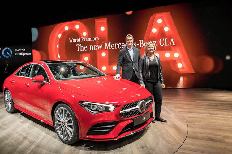 Mercedes-Benz CLA sở hữu động cơ 4 xi-lanh, dung tích 2.0L bứt tốc 100 m trong 6 giây, hộp số tự động 7 số thiết kế ly hợp kép có nguồn gốc từ xe đua giúp chuyển số nhanh gọn. Xe khá thoải mái cho 5 người ngồi, ghế bọc MB-Tex cho cảm giác ấm áp ngay cả trong thời tiết lạnh.