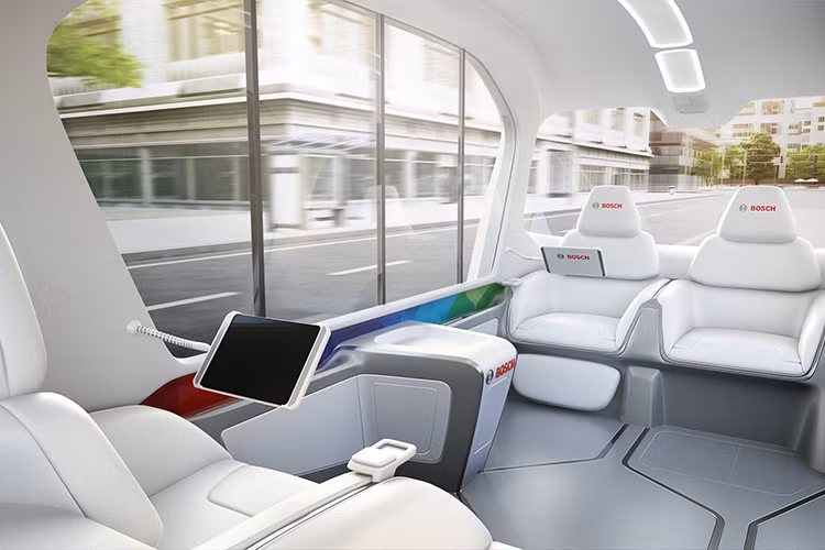 Hệ thống thông tin giải trí trên bus tự động Bosch cũng cung cấp thông tin (bao gồm các thông báo về thời tiết, nhà hàng) về điểm đến. Camera cảm biến bên trong cabin giúp kiểm tra đồ đạc, hành lý hành khách để quên.