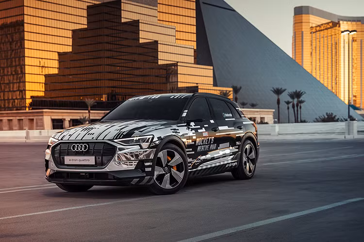Trong loạt xe ôtô công nghệ tại CES 2019, Audi E-Tron sử dụng hệ dẫn động bốn bánh quattro với hai động cơ điện, một gắn ở phía trước và một phía sau, tổng công suất 300 mã lực, mô men xoắn 664 Nm, cho phép xe chạy nước rút từ 0-100 km/h trong 5,7 giây, tốc độ tối đa 200 km/h. Xe sử dụng bộ pin 95 kWh có thể sạc 80% trong khoảng 30 phút khi dùng bộ sạc nhanh DC 150 kW.