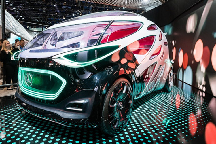 Mercedes-Benz Vision Urbanetic là bản concept thiết kế bằng AI, có khả năng thay đổi theo dạng module tùy theo nhu cầu. Xe có thể chở tối đa 10 hành khách. Những chiếc Vision Urbanetic sẽ được liên kết thông tin vào cơ sở dữ liệu giao thông, giúp quản lý luồng phương tiện vận tải.
