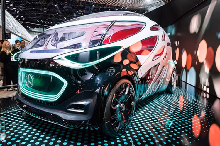 Mercedes-Benz Vision Urbanetic là bản concept thiết kế bằng AI, có khả năng thay đổi theo dạng module tùy theo nhu cầu. Xe có thể chở tối đa 10 hành khách. Những chiếc Vision Urbanetic sẽ được liên kết thông tin vào cơ sở dữ liệu giao thông, giúp quản lý luồng phương tiện vận tải.