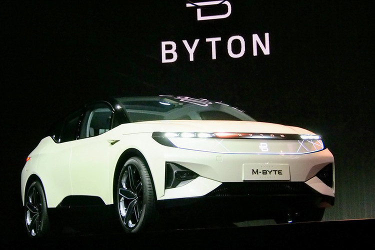 Xe điện Byton M-Byte có phần thân thiết kế theo dạng Crossover lai Coupe với phần nóc phía sau vuốt thẳng xuống đuôi, bộ vành đa chấu tạo hình uốn lượn. M-Byte sở hữu một màn hình điều khiển “Driver Tablet” 8 inch đặt giữa vô lăng, cho phép truy cập nhanh nhiều tính năng. Phía trên bảng táp-lô là màn hình hiển thị đầy đủ thông tin xe. Byton chưa công bố nhiều thông tin kỹ thuật của M-Byte.