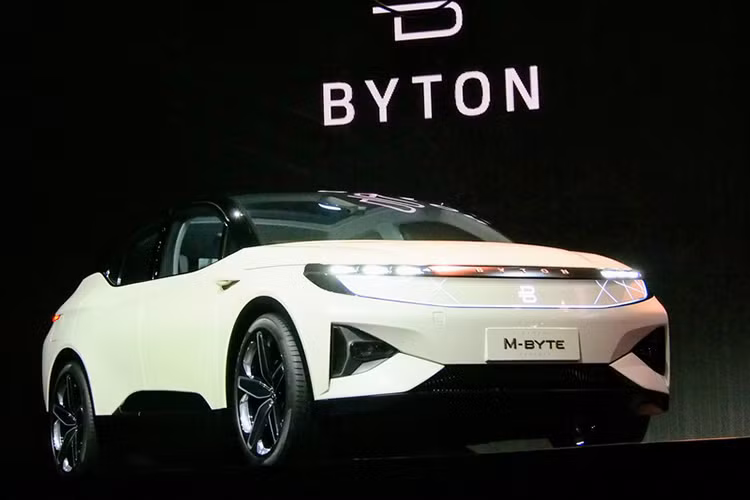 Xe điện Byton M-Byte có phần thân thiết kế theo dạng Crossover lai Coupe với phần nóc phía sau vuốt thẳng xuống đuôi, bộ vành đa chấu tạo hình uốn lượn. M-Byte sở hữu một màn hình điều khiển “Driver Tablet” 8 inch đặt giữa vô lăng, cho phép truy cập nhanh nhiều tính năng. Phía trên bảng táp-lô là màn hình hiển thị đầy đủ thông tin xe. Byton chưa công bố nhiều thông tin kỹ thuật của M-Byte.