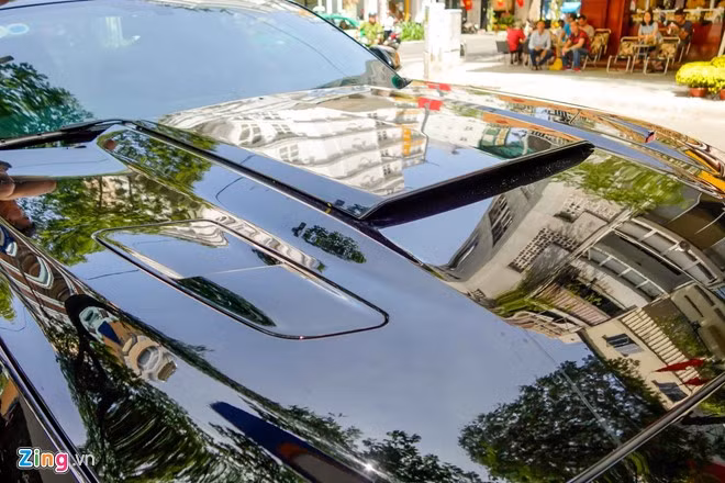 So với Mustang GT cơ bản, gói phụ kiện của Roush bao gôm nắp ca-pô được dập nổi nhằm tạo không gian cho khe hút gió làm mát động cơ.