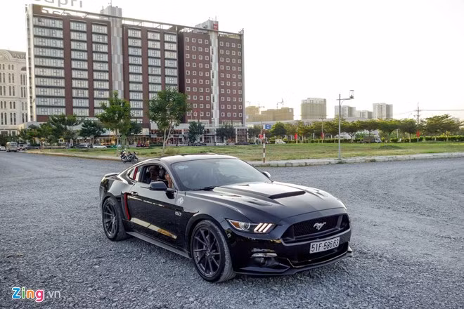Ford Mustang 2015 vẫn giữ những nét thiết kế mang tính biểu tượng của dòng xe “ngựa hoang” như mui xe dài, ca-bin nhỏ gọn, thấp, đuôi xe kiểu fastback.