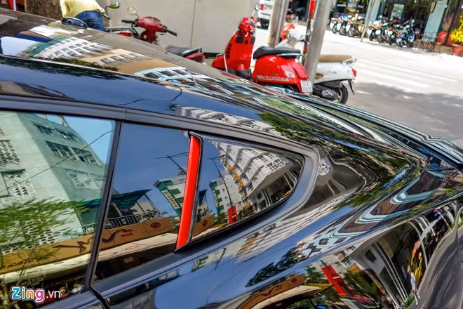 Phần kính chắn gió gần trụ C được gắn thêm hốc hút gió, sơn đỏ khá hầm hố.