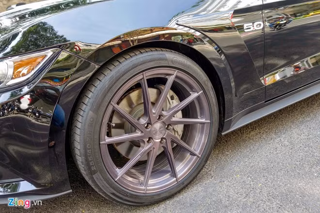 Ngoài ra, bộ vành zin 18 inch bằng hợp kim nhôm cũng được thay bằng vành của Stance (hãng sản xuất vành của Nhật Bản).