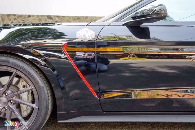 Thêm một chi tiết khác đáng chú ý là khe thoát gió màu đỏ nổi bật ở phần hông xe, ngay sau hốc bánh trước.