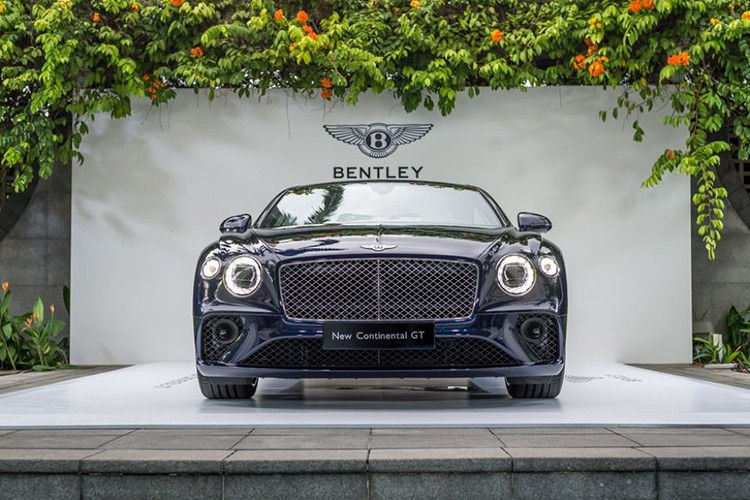 Hiện chưa rõ mức giá bán Bentley Continental GT 2018 đầu tiên cập bến tại Việt Nam, tuy nhiên, một số nguồn tin trước đó tiết lộ xe sẽ có giá khởi điểm không dưới 1,1 triệu đô la, tương đương 25,6 tỷ đồng. Đây là mức giá bán khá cao do ảnh hưởng của thuế tiêu thụ đặc biệt mới được áp dụng từ tháng 7/2016.