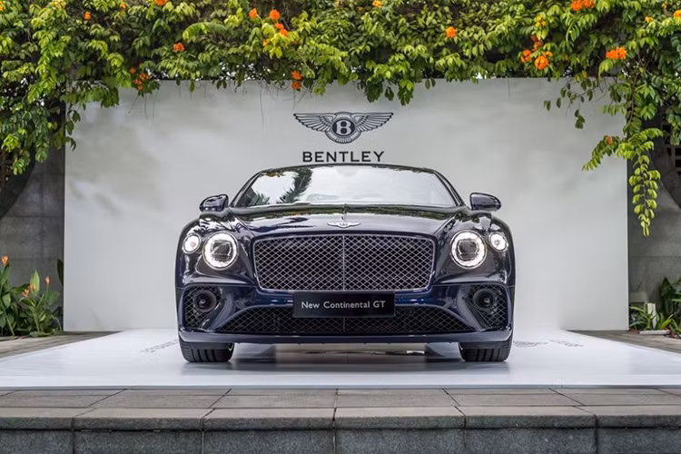 Hiện chưa rõ mức giá bán Bentley Continental GT 2018 đầu tiên cập bến tại Việt Nam, tuy nhiên, một số nguồn tin trước đó tiết lộ xe sẽ có giá khởi điểm không dưới 1,1 triệu đô la, tương đương 25,6 tỷ đồng. Đây là mức giá bán khá cao do ảnh hưởng của thuế tiêu thụ đặc biệt mới được áp dụng từ tháng 7/2016.