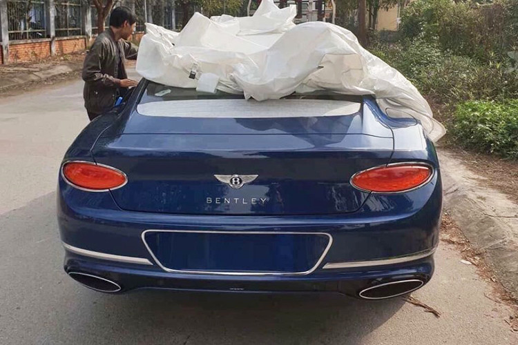 Như vậy, nhiều khả năng chiếc Coupe siêu sang Bentley Continental GT 2018 đầu tiên cập bến tại Việt Nam đã có chủ nhân. Chiếc xe này mang ngoại thất màu xanh dương với điểm nhấn là một số chi tiết mạ crôm bóng loáng. Bộ vành của xe là 5 chấu kép nan hoa sơn 2 tông màu tương phản.