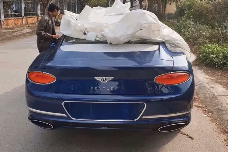 Như vậy, nhiều khả năng chiếc Coupe siêu sang Bentley Continental GT 2018 đầu tiên cập bến tại Việt Nam đã có chủ nhân. Chiếc xe này mang ngoại thất màu xanh dương với điểm nhấn là một số chi tiết mạ crôm bóng loáng. Bộ vành của xe là 5 chấu kép nan hoa sơn 2 tông màu tương phản.