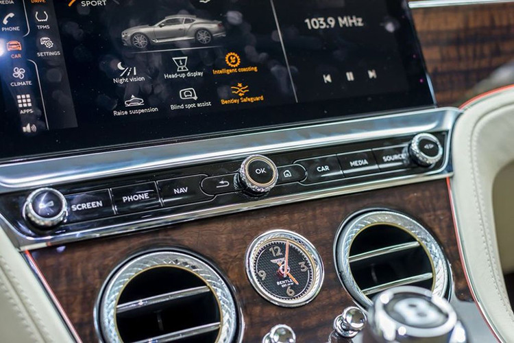 Ấn tượng hơn, khoang cabin của chiếc xe được ốp gỗ sang trọng, ước tính đã có 10m gỗ được dùng và mất 9 giờ để chế tạo và lắp các chi tiết gỗ vào bên trong Continental GT 2018. Ngoài ra, xe còn trang bị tùy chọn cụm điều khiển trung tâm được chế tạo bằng nhôm, áp dụng kỹ thuật Côtes de Genève thường dùng riêng cho chế tác đồng hồ Thụy Sỹ.