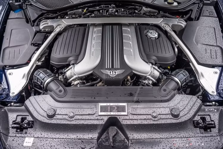 Cung cấp sức mạnh cho Bentley Continental GT 2018 là cỗ máy W12, dung tích 6.0 lít, sản sinh công suất tối đa 626 mã lực và mô-men xoắn cực đại 900 Nm giúp chiếc xe chỉ mất 3,7 giây để tăng tốc từ vạch xuất phát lên 100km/h trước khi đạt tốc độ tối đa 333 km/h. Xe được trang bị hộp số tự động ly hợp kép 8 cấp và hệ thống dẫn động bốn bánh toàn thời gian.