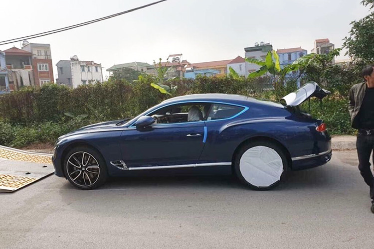 Đây chính là chiếc xe sang Bentley Continental GT 2018 đầu tiên xuất hiện tại Việt Nam và thuộc diện nhập khẩu chính hãng. Trước đó, trong buổi ra mắt Bentley Flying Spur V8 S vào tháng 11 vừa qua, đơn vị phân phối chính hãng dòng xe Bentley tại Việt Nam đã tiết lộ họ có 1 đơn đặt hàng dành cho mẫu xe Bentley Continental GT 2018.