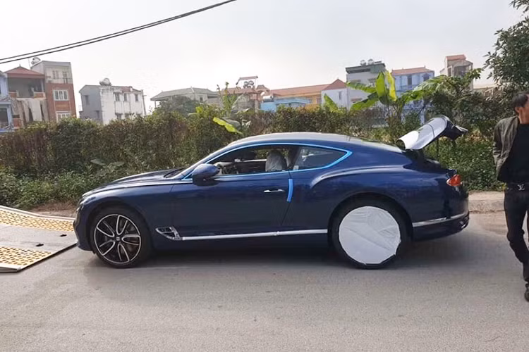 Đây chính là chiếc xe sang Bentley Continental GT 2018 đầu tiên xuất hiện tại Việt Nam và thuộc diện nhập khẩu chính hãng. Trước đó, trong buổi ra mắt Bentley Flying Spur V8 S vào tháng 11 vừa qua, đơn vị phân phối chính hãng dòng xe Bentley tại Việt Nam đã tiết lộ họ có 1 đơn đặt hàng dành cho mẫu xe Bentley Continental GT 2018.