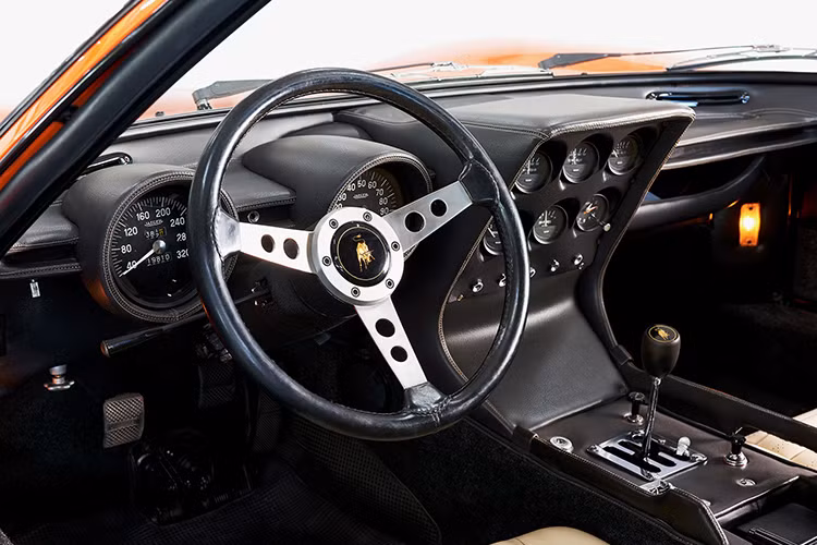 Được biết, hững người mê xe và sưu tập trên toàn thế giới đã tiếp tục tìm kiếm chiếc Lamborghini Miura P400 màu cam trong vòng 5 thập kỷ mà không thành công. Đã từng có những nhà sưu tập khẳng định rằng họ đang nắm giữ chiếc xe nguyên bản nhưng bí ẩn cuối cùng đã được giải khi chủ nhân hiện tại của chiếc xe quyết định đưa nó đi chứng thực bởi Lamborghini Polo Storico.