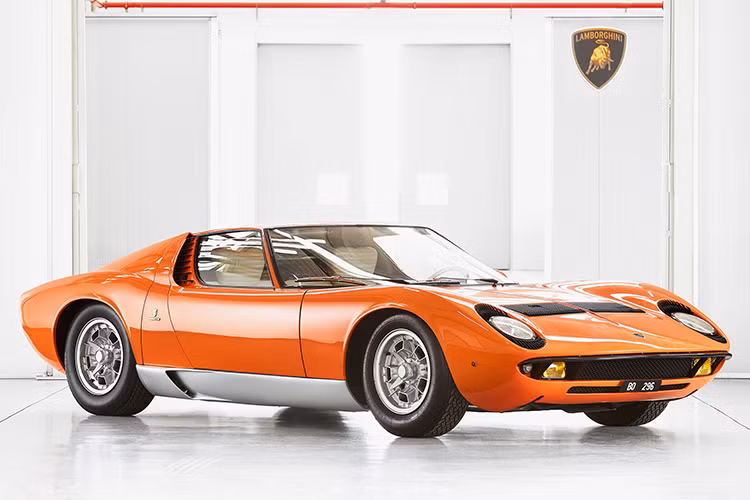 Lamborghini Polo Storico vừa thông báo rằng họ đã chứng thực đúng khung gầm #3586 như chiếc xe gốc đã được sử dụng trong bộ phim ra mắt tháng 6 năm 1969 của hãng Paramount Pictures. Đây là một sự kiện đáng nhớ trong thế giới xe cổ điển kể từ khi siêu xe Lamborghini Miura P400 màu cam với nội thất da trắng/đen đã trở thành chiếc Miura được săn lùng nhiều nhất trong vài thập kỷ qua.