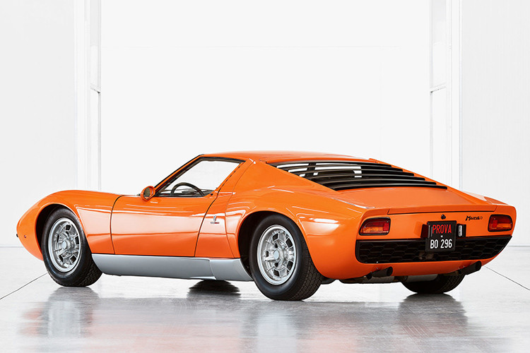 Chiếc “Arancio Miura” xuất hiện ở đoạn đầu của bộ phim kinh điển "The Italian Job" khi diễn viên Rossano Brazzi lái nó trên đường Great St Bernard Pass. Chiếc xe sau đó được cho là đã bị phá hủy trong cảnh quay tai nạn. Tuy nhiên, hãng Paramount đã sử dụng một chiếc Miura tương tự mà vốn bị hỏng từ trước để quay cảnh trong phim.