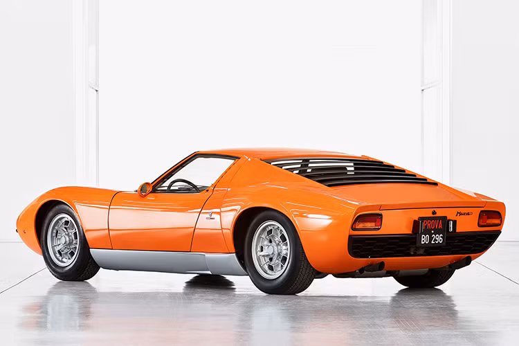 Chiếc “Arancio Miura” xuất hiện ở đoạn đầu của bộ phim kinh điển "The Italian Job" khi diễn viên Rossano Brazzi lái nó trên đường Great St Bernard Pass. Chiếc xe sau đó được cho là đã bị phá hủy trong cảnh quay tai nạn. Tuy nhiên, hãng Paramount đã sử dụng một chiếc Miura tương tự mà vốn bị hỏng từ trước để quay cảnh trong phim.