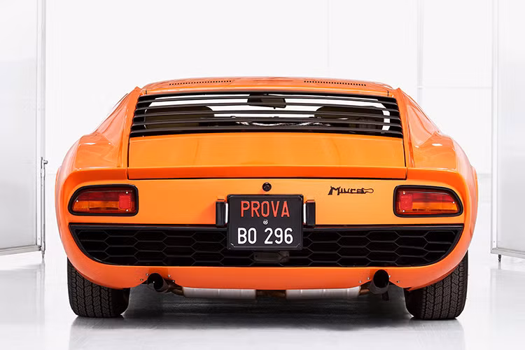 Được biết, sau khi quá trình quay phim "The Italian Job" kết thúc, Enzo Moruzzi đã lái chiếc xe quay trở lại nhà máy và rồi chiếc xe được gửi tới chủ nhân đầu tiên của nó, một người Ý ở Rome. 