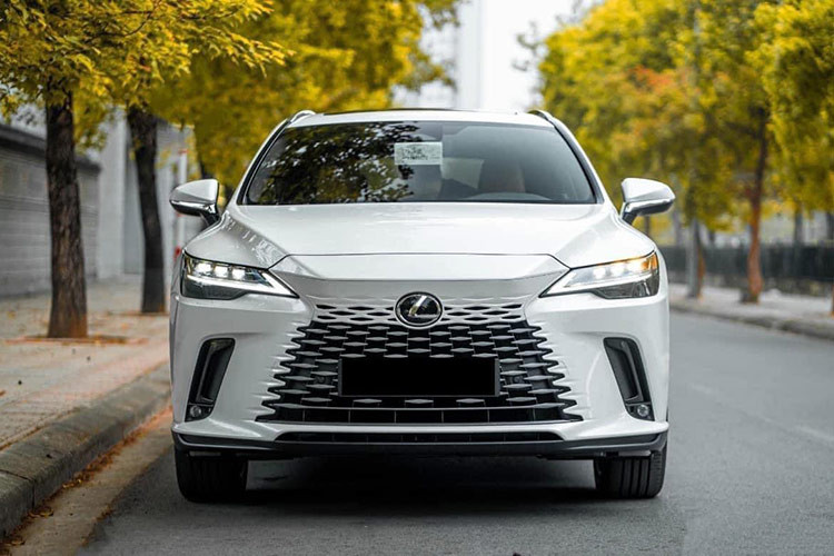 Với mức giá "sang tay" hơn 3,5 tỷ đồng, chiếc Lexus RX 350 mất giá không đáng kể so với khi mới mua. Đây là một đáng cân nhắc cho những ai muốn sở hữu một mẫu SUV hạng sang nhưng không muốn mua xe mới.