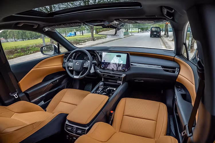 Nội thất của mẫu xe SUV Lexus RX 350 2023 được thiết kế theo ý tưởng Tazuna, tập trung tối đa vào trải nghiệm người lái. Bảng táp-lô được thiết kế liền mạch, kéo dài từ trung tâm đến hai bên cửa xe.