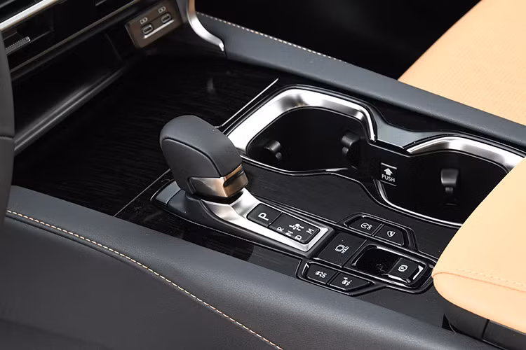 Về động cơ, Lexus RX 350 2023 được trang bị máy xăng tăng áp 2.4L, 4 xi-lanh, tạo ra công suất tối đa 275 mã lực tại 6.000 vòng/phút và mô-men xoắn cực đại 430 Nm từ 1.700 - 3.600 vòng/phút. Xe sử dụng hộp số tự động 8 cấp và hệ dẫn động 4 bánh toàn thời gian.