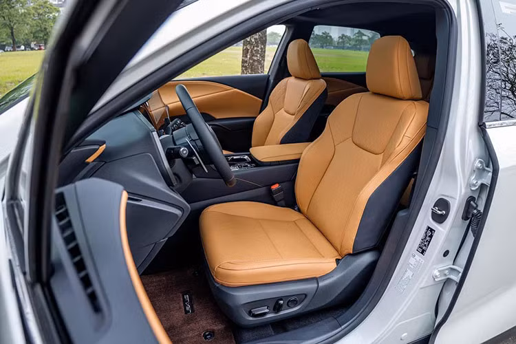 Hàng ghế trước chỉnh điện 10 hướng, tích hợp tính năng làm mát và sưởi ấm. Hàng ghế sau có thể gập theo tỷ lệ 40:20:40, giúp mở rộng khoang hành lý khi cần.