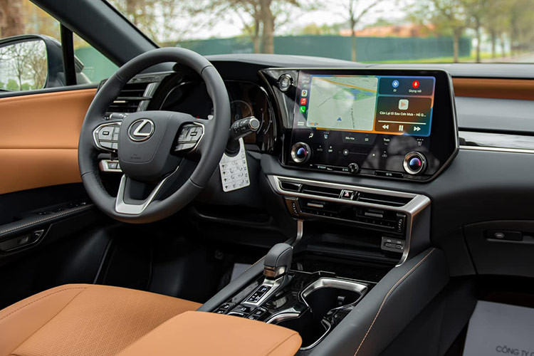 Các trang bị tiện nghi nổi bật bao gồm vô-lăng 3 chấu bọc da, màn hình TFT LCD, màn hình cảm ứng trung tâm 14 inch hỗ trợ kết nối Apple CarPlay/Android Auto, dàn âm thanh cao cấp Lexus 12 loa, hệ thống điều hòa tự động 3 vùng, đèn viền nội thất với 14 chủ đề màu sắc, màn hình HUD và sạc không dây.
