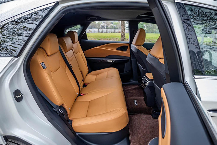 Ghế sau chỉnh cơ, có tính năng ngả lưng, gập điện. Nhờ khoảng cách giữa 2 hàng ghế tăng thêm 10mm nên khoảng để chân dành cho hành khách trở nên thoải mái hơn.