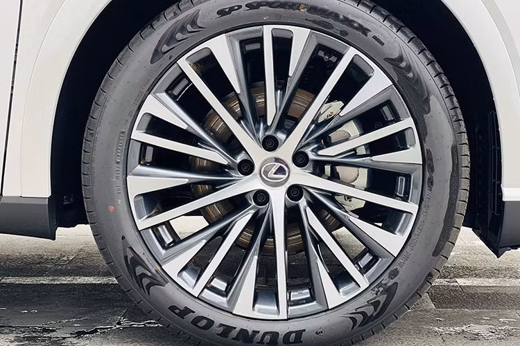 Xe được trang bị gương chiếu hậu chỉnh/gập điện và tự động điều chỉnh khi lùi, vành la-zăng hợp kim nhôm đa chấu 21 inch, cụm đèn hậu LED nguyên khối vuốt dài theo chiều ngang đuôi xe, đèn báo phanh, đèn báo rẽ, đèn sương mù và cánh lướt gió trên cao.